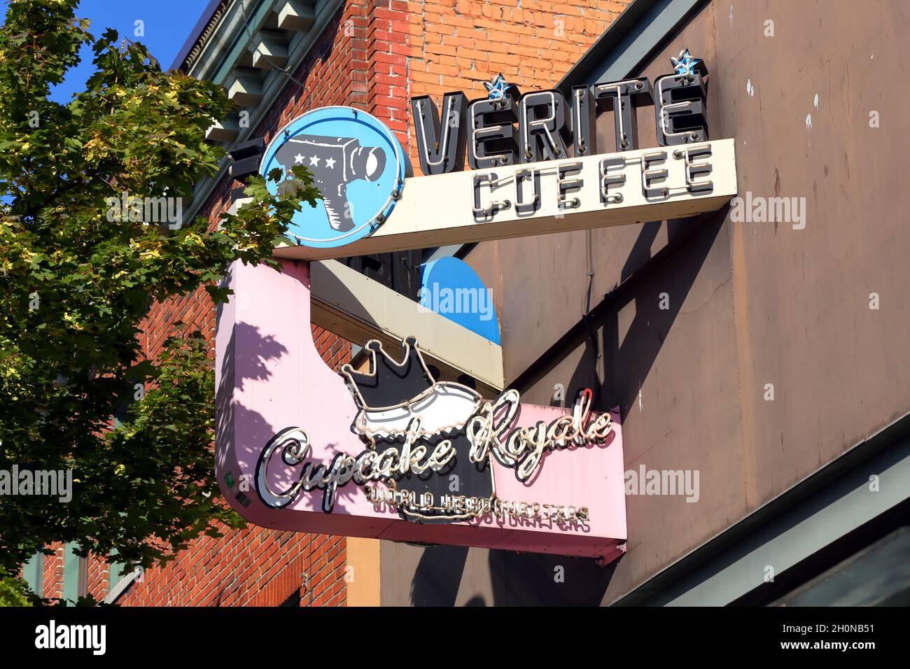 Cupcake Royale und Verite Coffee, 2052 NW Market St, Seattle, Washington. Neonschild-Festzelt eines bakeshop und Café in Ballard. Stockfoto