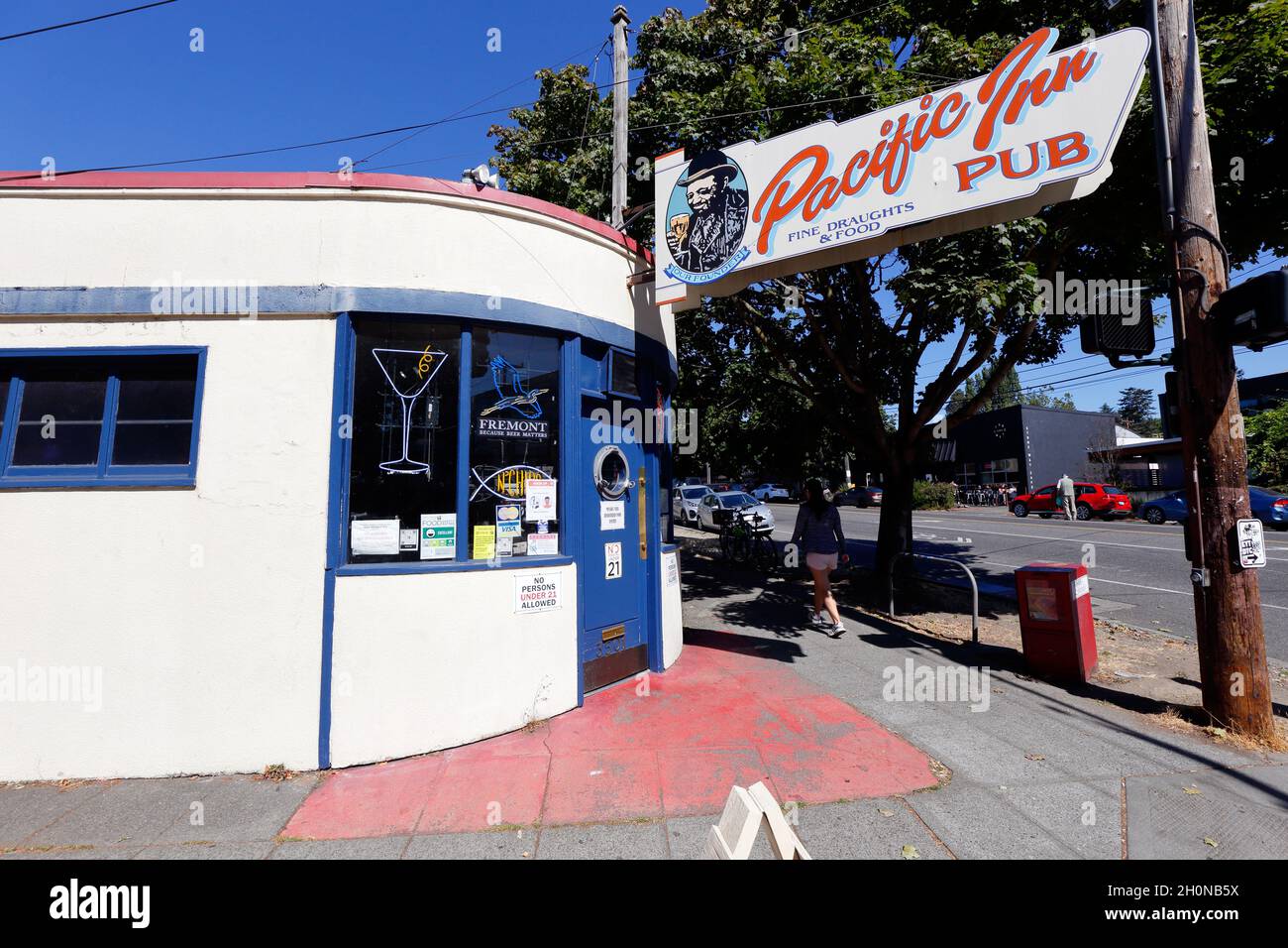 Pacific Inn Pub, 3501 Stone Way N, Seattle Schaufenster Foto einer Bar in der Fremont Nachbarschaft mit spät in der Nacht Fisch und Chips. washington State Stockfoto