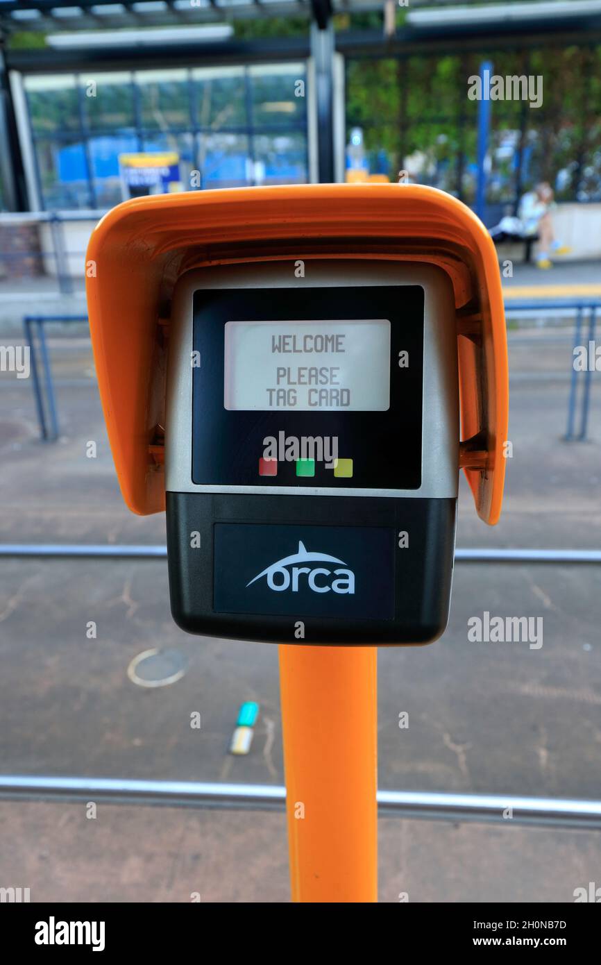 Ein ORCA FARE Card NFC-Reader an einer Light Rail Station von Sound Transit Link in Seattle, Washington. Ein Tap and Go FARE Card Reader Stockfoto
