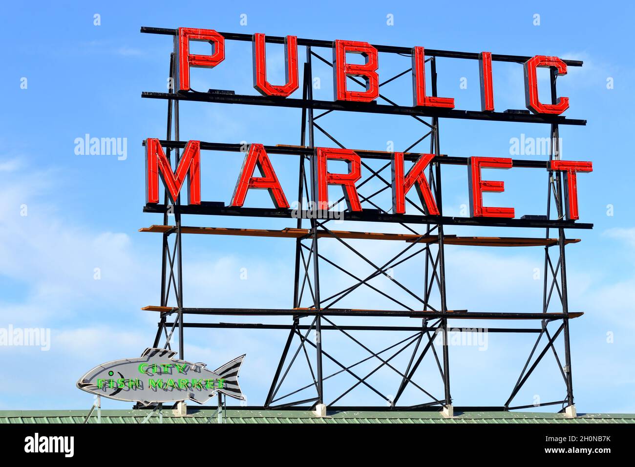 Pike Place Market öffentlicher Markt Neonschild gegen einen sonnigen blauen Himmel, Seattle, Washington. Fischmarkt Neonschild Stockfoto