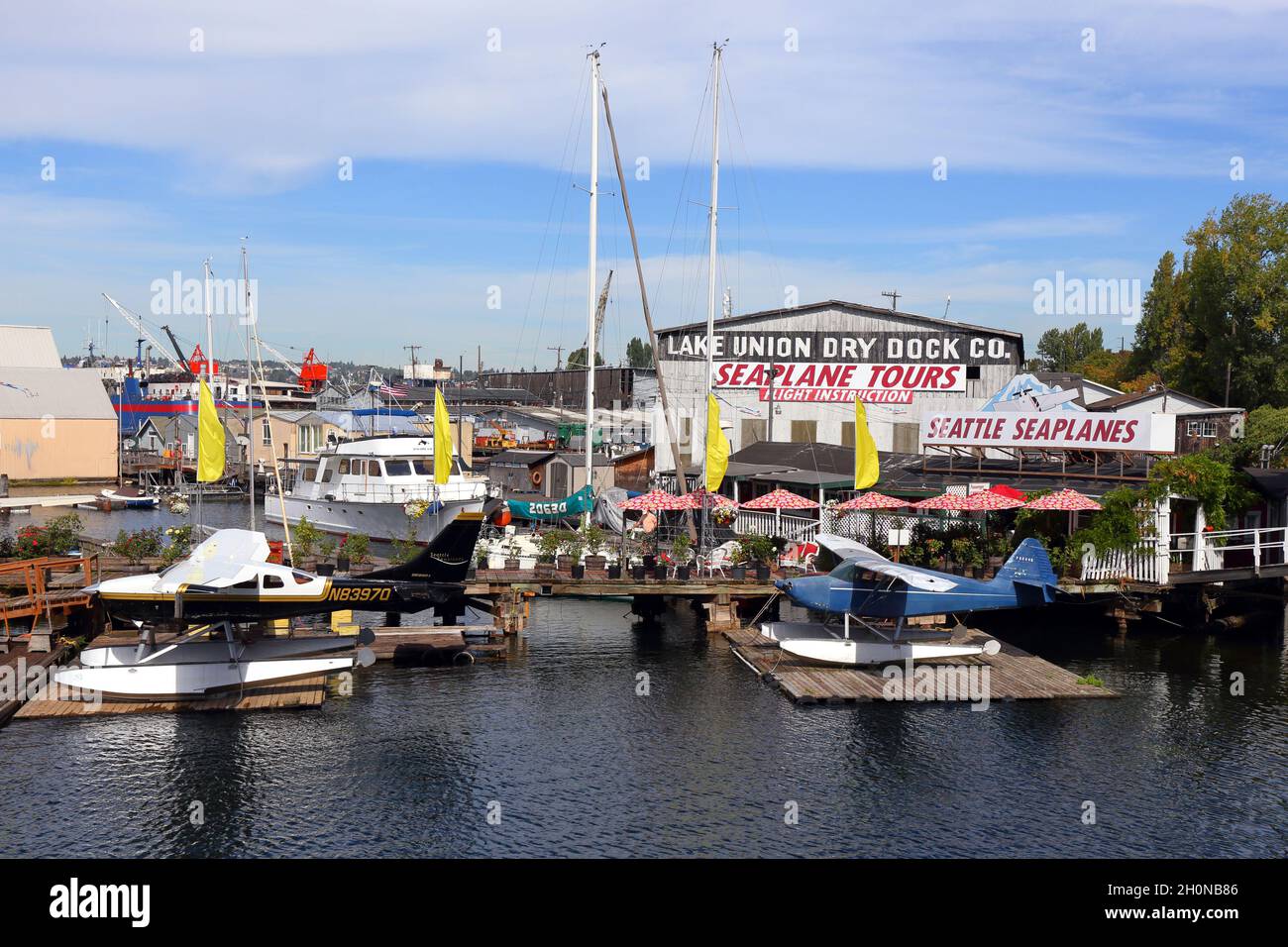 Seattle Seaplanes, Lake Union Dry Dock, Seattle, Washington. Außenansicht einer Wasserflugzeugbasis und einer Bootsreparatureinrichtung auf Lake Union. Stockfoto