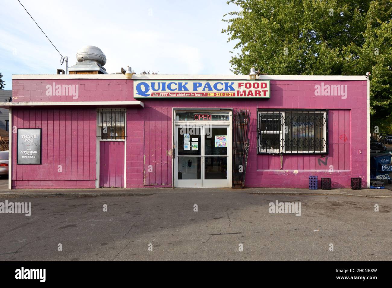 Quick Pack Food Mart, 2616 S Jackson St, Seattle Schaufenster Foto eines Gemischtwarenladen, spezialisiert auf gebratenes Huhn. washington State Stockfoto