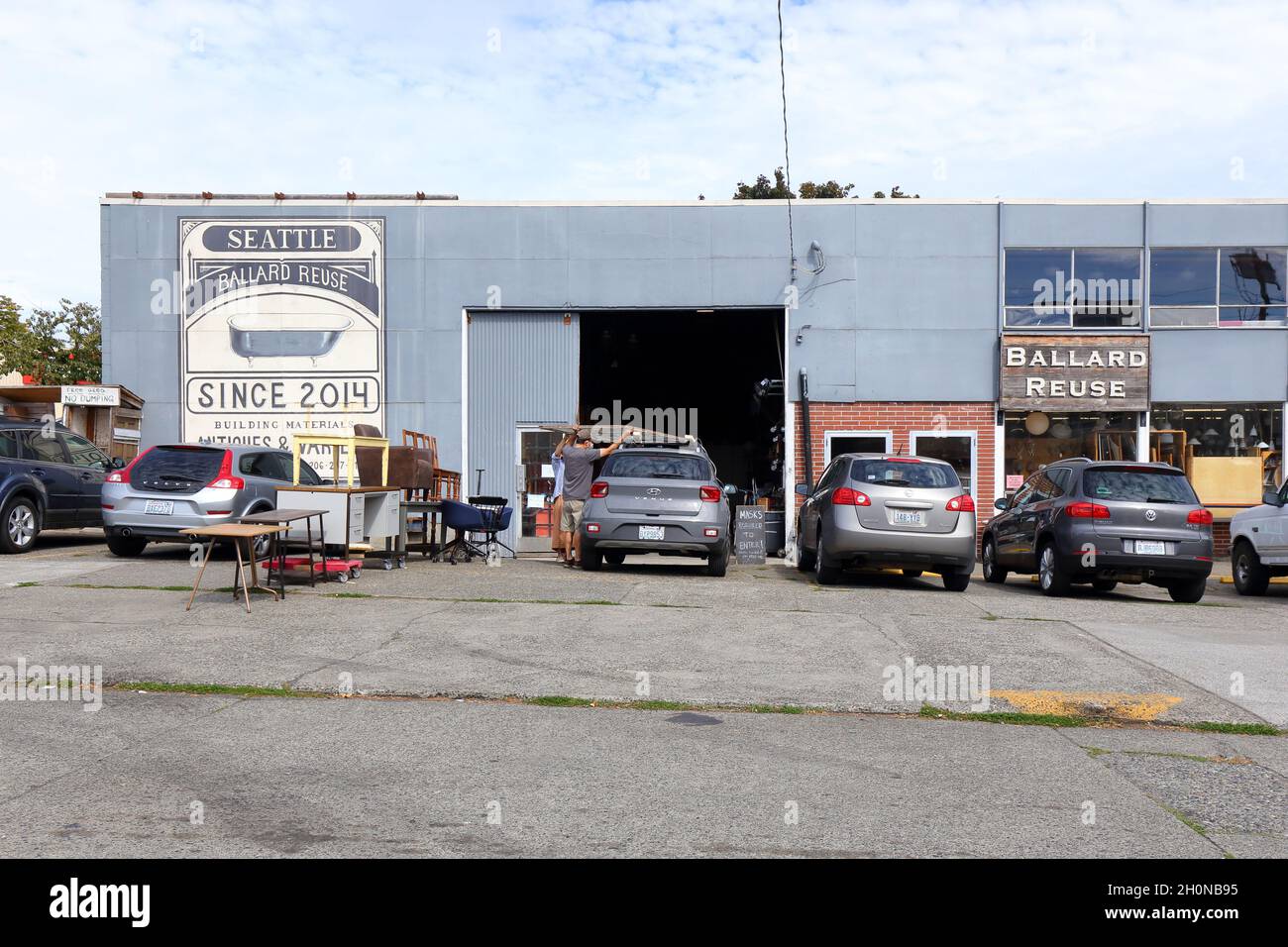 Ballard Reuse, 1440 NW 52nd St, Seattle, Washington. Außenfassade eines geborgten Baustofflagers im Ballard-Viertel. Stockfoto