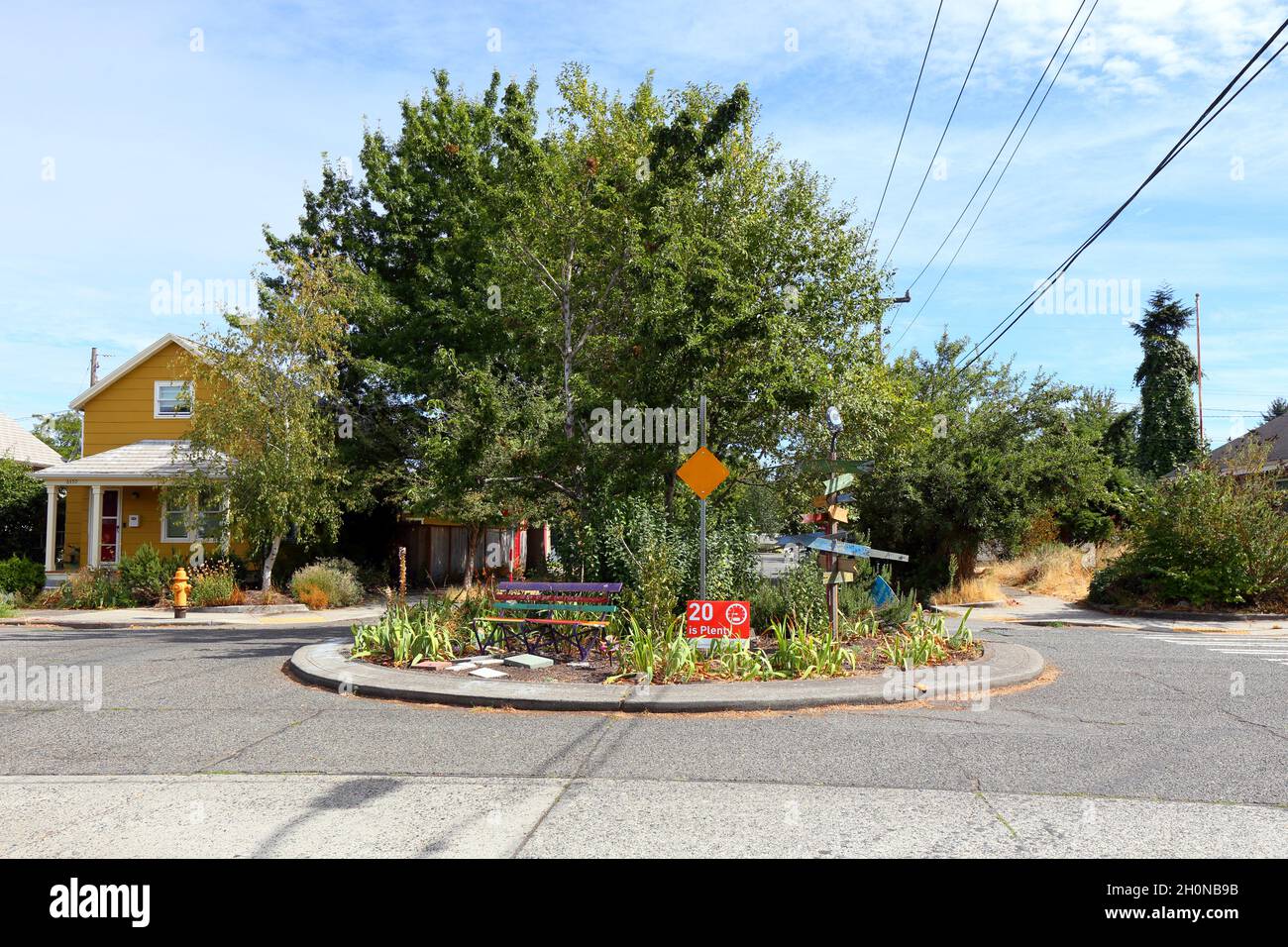 Ein großer Verkehrskreis an der Kreuzung von Carleton Ave S und S Warsaw St im Stadtteil Georgetown von Seattle. Stockfoto