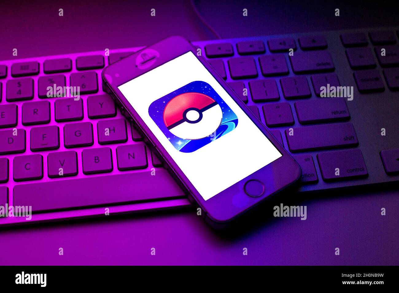 In dieser Abbildung ist ein Pokemon GO-Logo zu sehen, das auf einem  Smartphone auf einer Computertastatur angezeigt wird. (Foto von Thiago  Prudencio / SOPA Images/Sipa USA Stockfotografie - Alamy