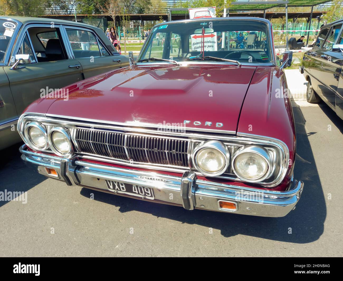 Klassischer roter Ford Falcon Limousine Familienwagen aus den frühen 1970er Jahren. Hergestellt in Argentinien. Frontansicht Grill. Stockfoto