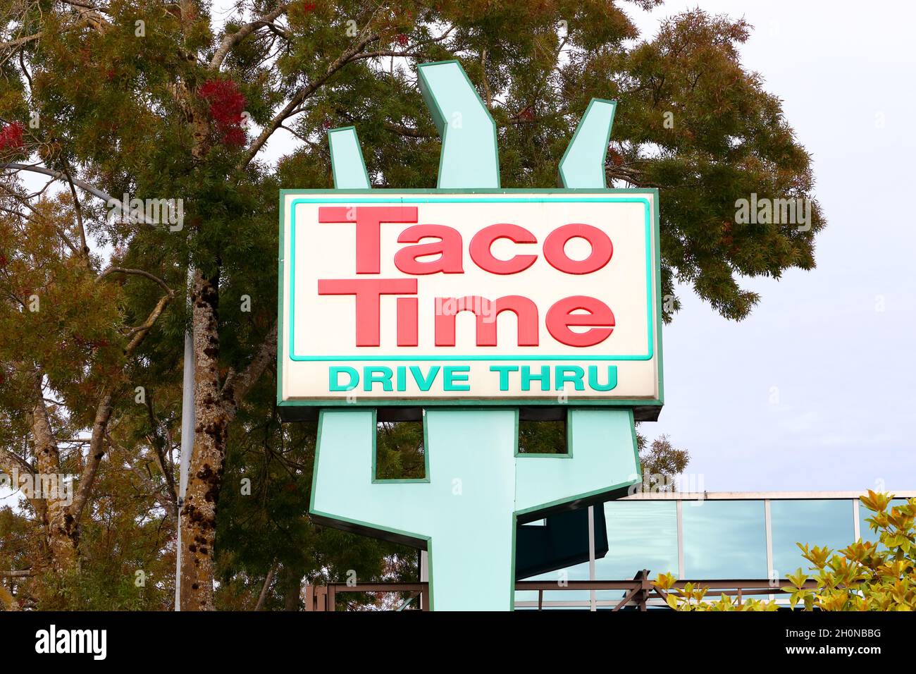 Taco Time Northwest Drive Thru Signage an einem Pol in Seattle, Washington. Stockfoto