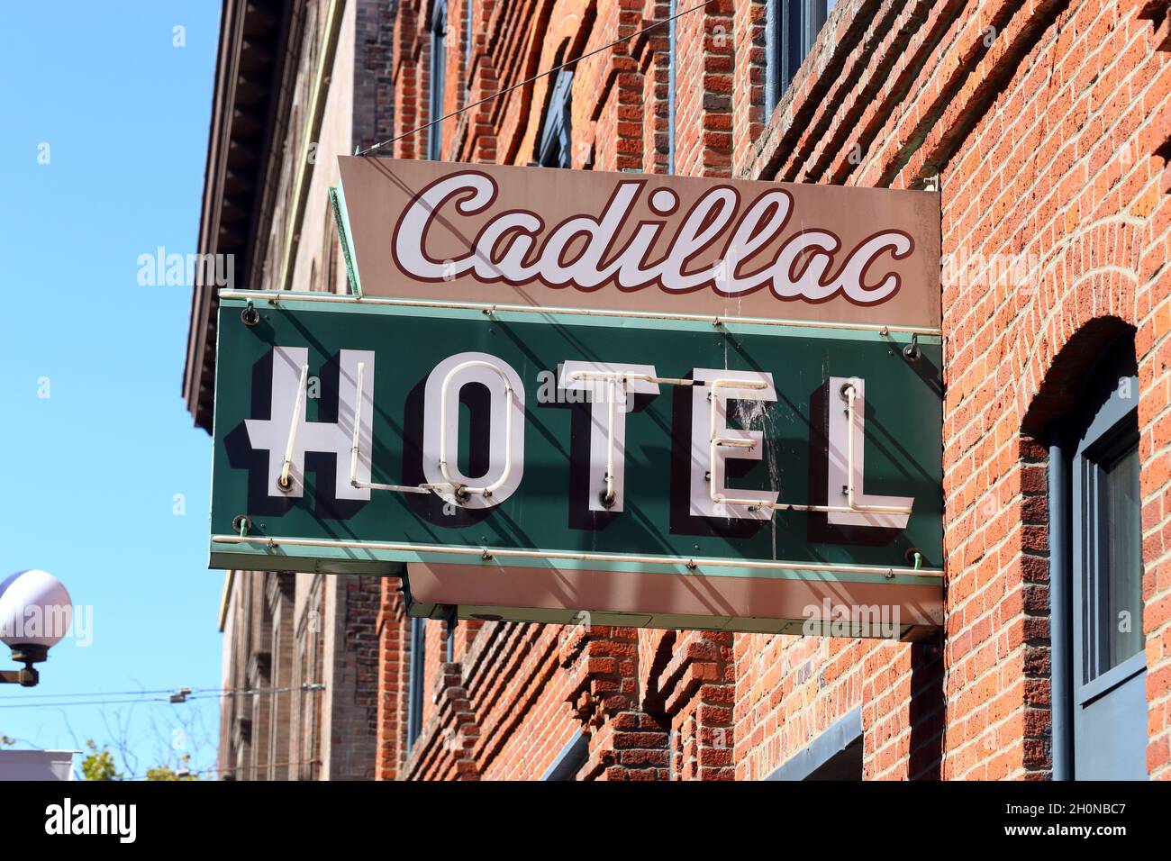 Cadillac Hotel, 168 S Jackson St, Seattle, Washington. Neon-Schild-Festzelt eines historischen Hotels, das heute Klondike Gold Rush des National Park Service ist Stockfoto
