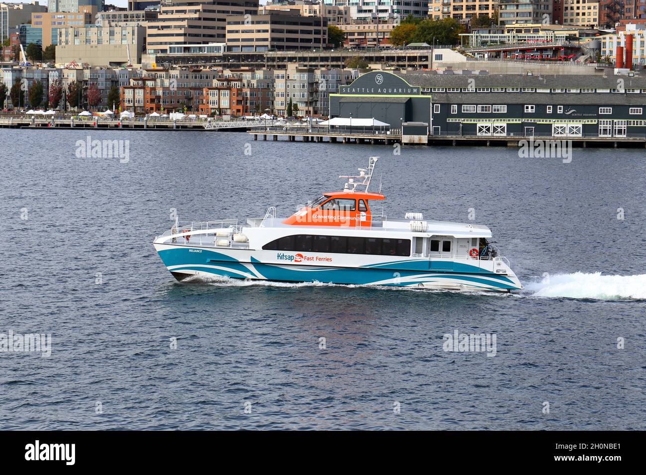 Kitsap Transit Fast Ferry Boot 'Reliance' in Puget Sound auf dem Weg nach Bremerton mit Seattle Pike Place Waterfront und Seattle Aquarium im Hintergrund Stockfoto