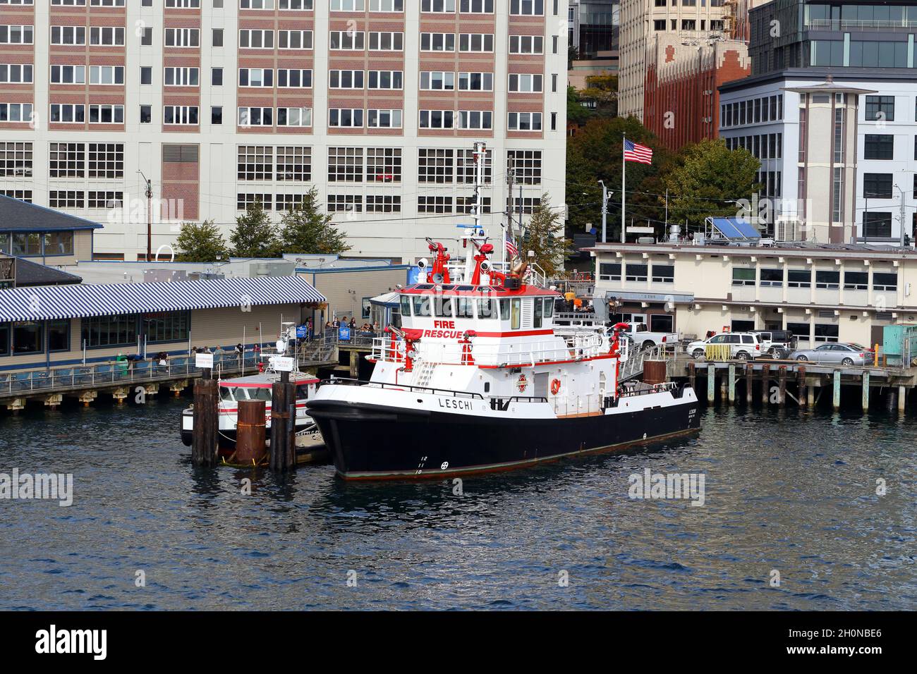 Das Feuerwehrboot Leschi der Feuerwehr von Seattle dockte an der Feuerwache 5 an, während das Feuerwehrboot 2 daneben angedockt war. Pier 54 auf der linken Seite. Stockfoto