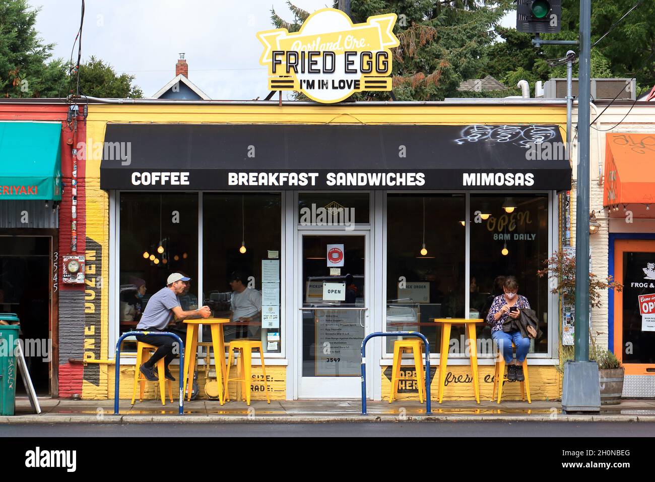 Fried Egg I'm in Love, 3549 SE Hawthorne Blvd, Portland, Oregon. Außenfassade eines Spiegelei-Sandwiches und Mimosa-Restaurants im Hawthorne-Stadtteil Stockfoto