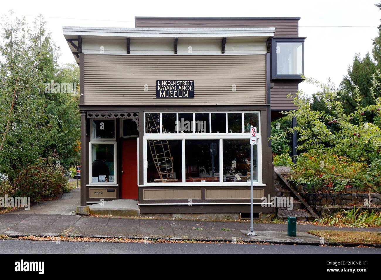 The Lincoln Street Kayak & Canoe Museum, 5340 SE Lincoln St, Portland, OR. Außenansicht eines Museums mit Nachbildungen von indigenen Wasserfahrzeugen Stockfoto