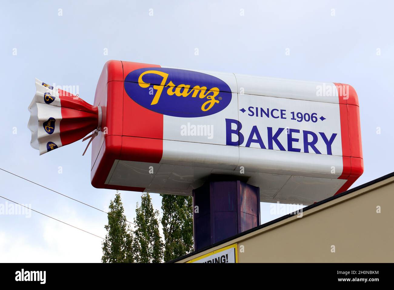 Franz Bread, 340 NE 11th Ave, Portland, Oregon. Ikonisches rotierendes Zeichen eines Laib Brot, das sich über einer Brotbackstube dreht. Stockfoto