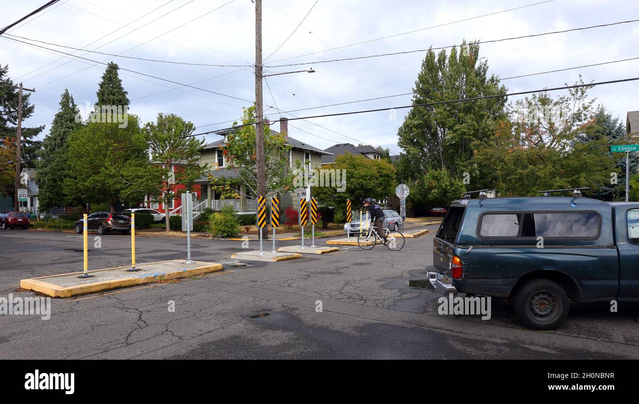 Ein Verkehrslenker, der an der Kreuzung von SE Clinton St und SE 32nd Ave, Portland, Oregon, installiert ist. Stockfoto