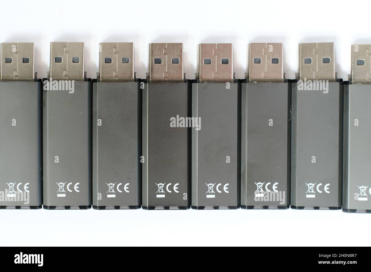 Makroaufnahme von schwarzen USB-Flash-Laufwerken in einer Reihe vor weißem Hintergrund Stockfoto