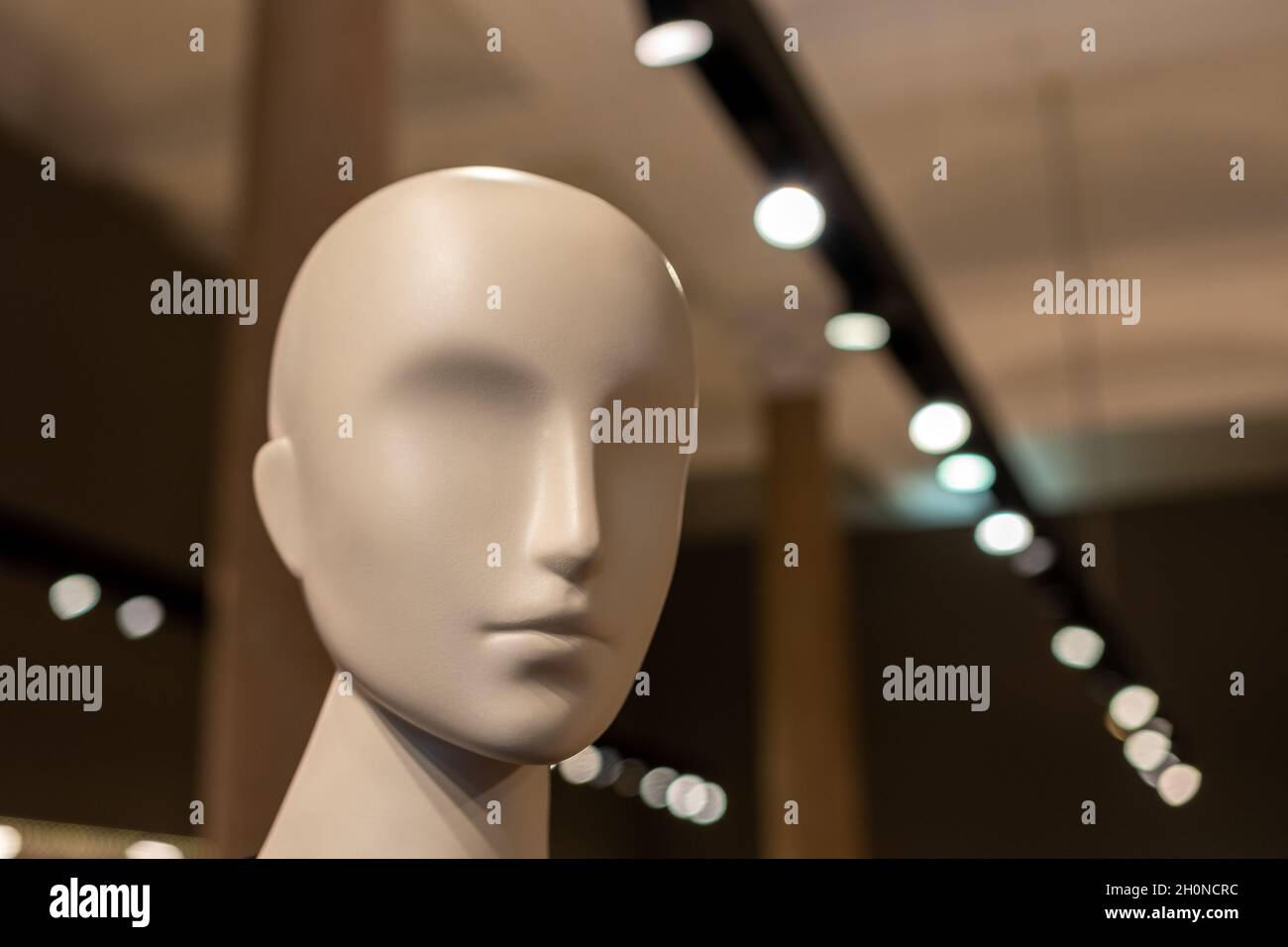 Kopf einer weißen Schaufensterpuppe im Laden. Gesichtsloses Mädchen. Stockfoto
