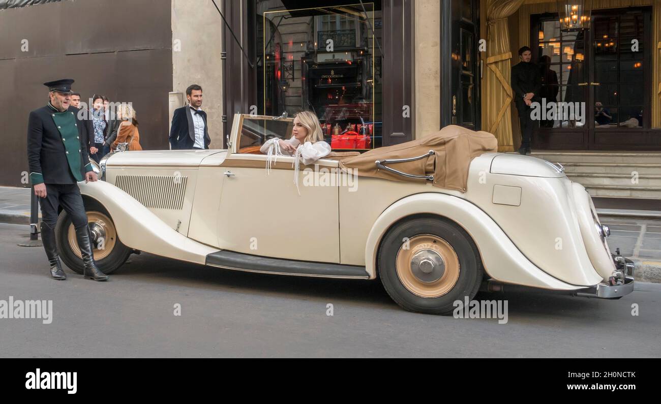 Ein Modell posiert in einem britischen Vintage Bentley auf einer Pariser Straße in Frankreich Stockfoto