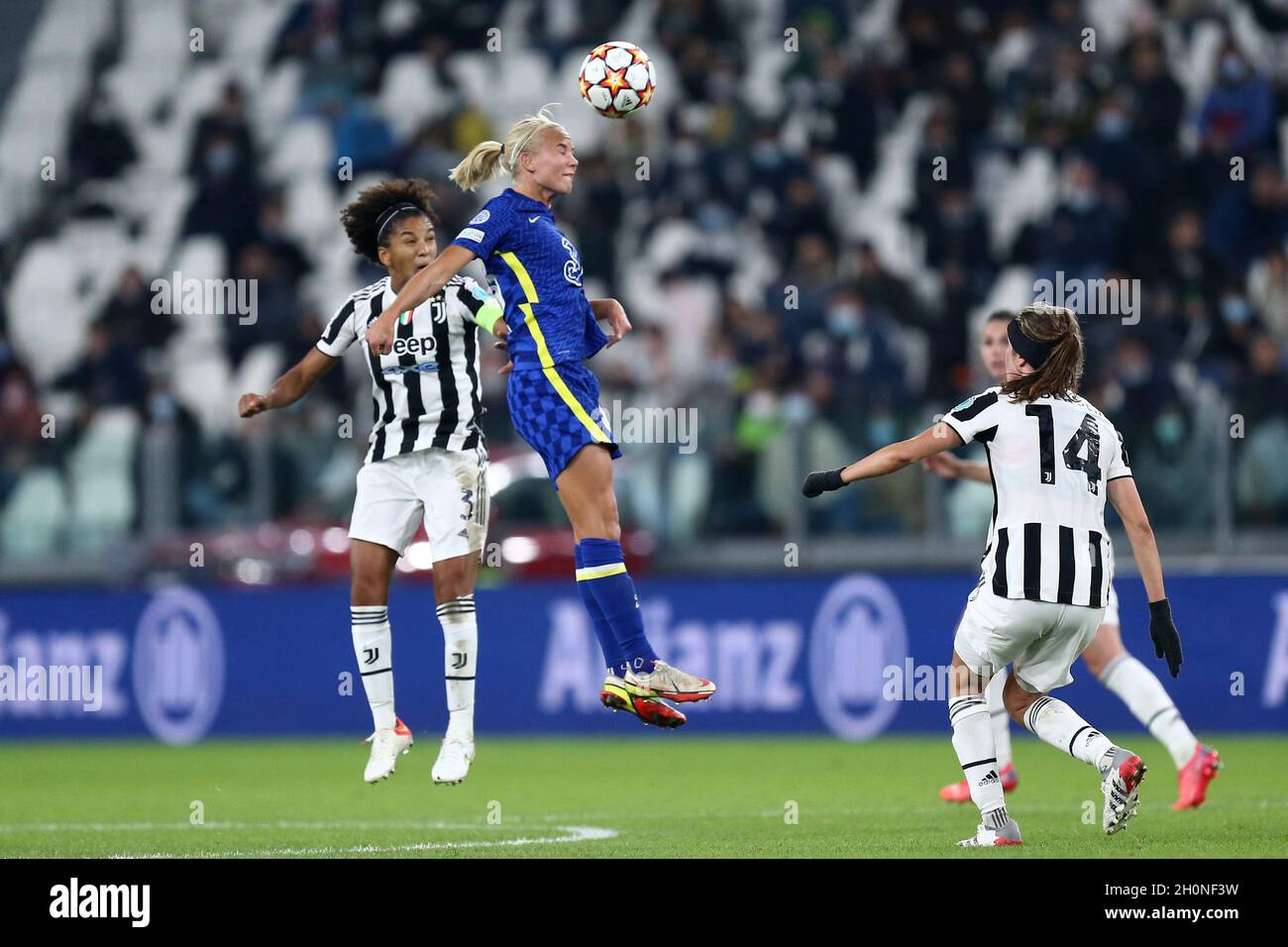 Turin, Italien . 13. Oktober 2021, Pernille Harder von den Frauen des FC Chelsea und Sara Gama von den Frauen des FC Juventus kämpfen während des UEFA Champions League Group A-Spiels zwischen Juventus FC Women und den Frauen des FC Chelsea im Allianz Stadium am 13. Oktober 2021 in Turin, Italien, um den Ball. Stockfoto