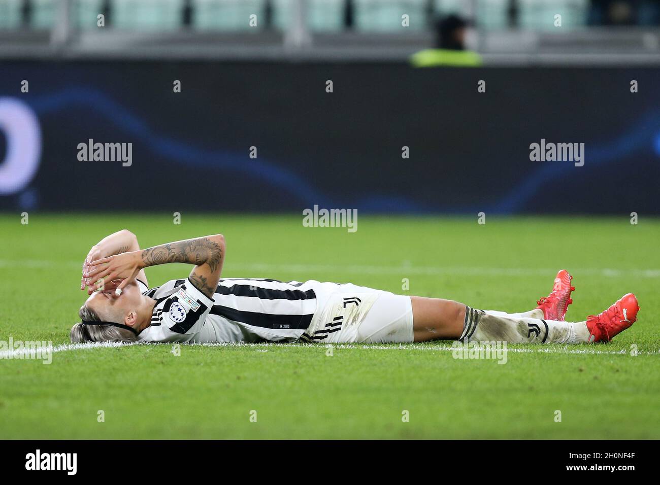Turin, Italien . Am 13. Oktober 2021 sieht Lina Hurtig von Juventus FC Women während des UEFA Champions League Group A-Spiels zwischen Juventus FC Women und Chelsea FC Women am 13. Oktober 2021 in Turin, Italien, niedergeschlagen aus. Stockfoto