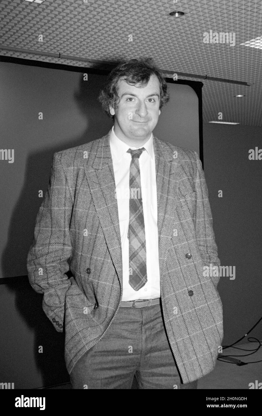 Der englische Autor Douglas Adams, der während einer Konferenz über Macintosh-Computer und Musik auf der Mac User Show in London, England, am 12. November 1987 abgebildet wurde. Stockfoto