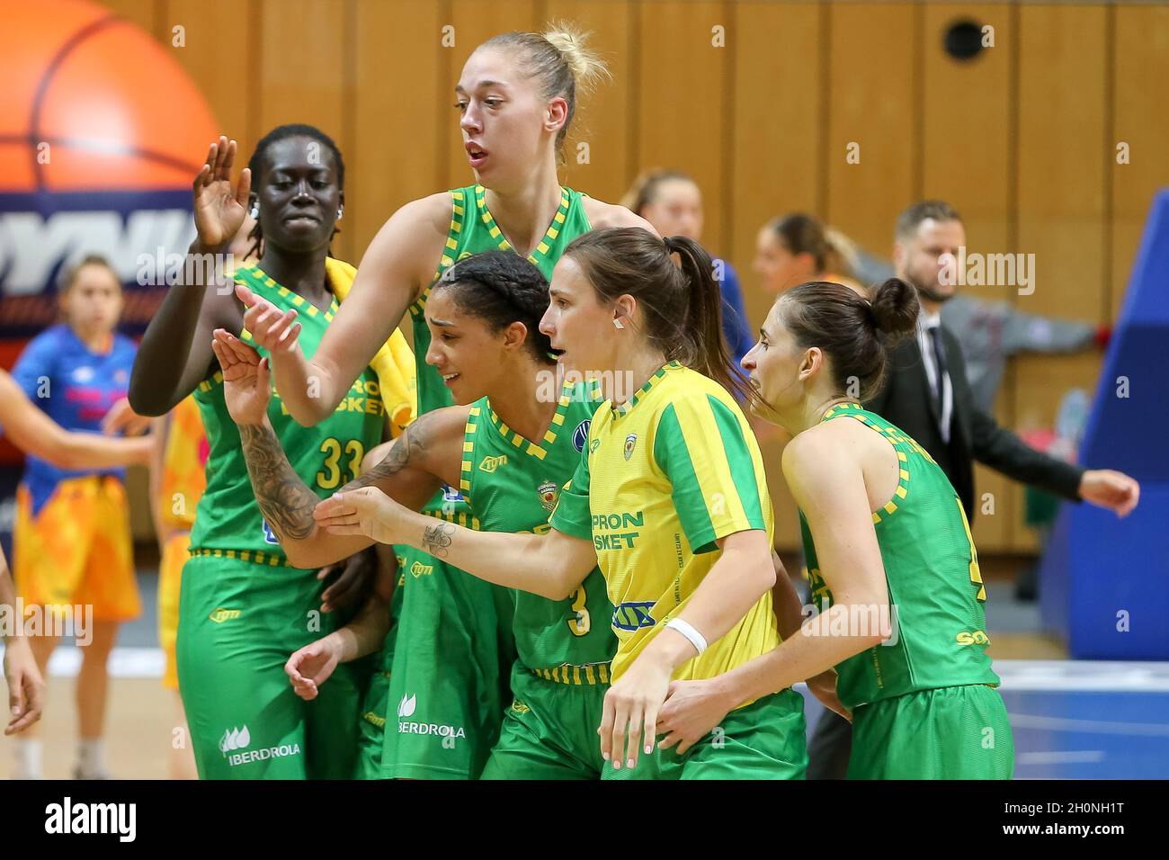 Gdynia, Polen. Oktober 2021. Aby Gaye, Bernadett Hatar, Gabby Williams und Sara Varga feiern den Sieg im Kampf der Euroliga-Frauengruppe B zwischen VBW Arka Gdynia und Sopron Basket in Gdynia. (Endergebnis; VBW Arka Gdynia 71:86 Sopron Basket ). Kredit: SOPA Images Limited/Alamy Live Nachrichten Stockfoto