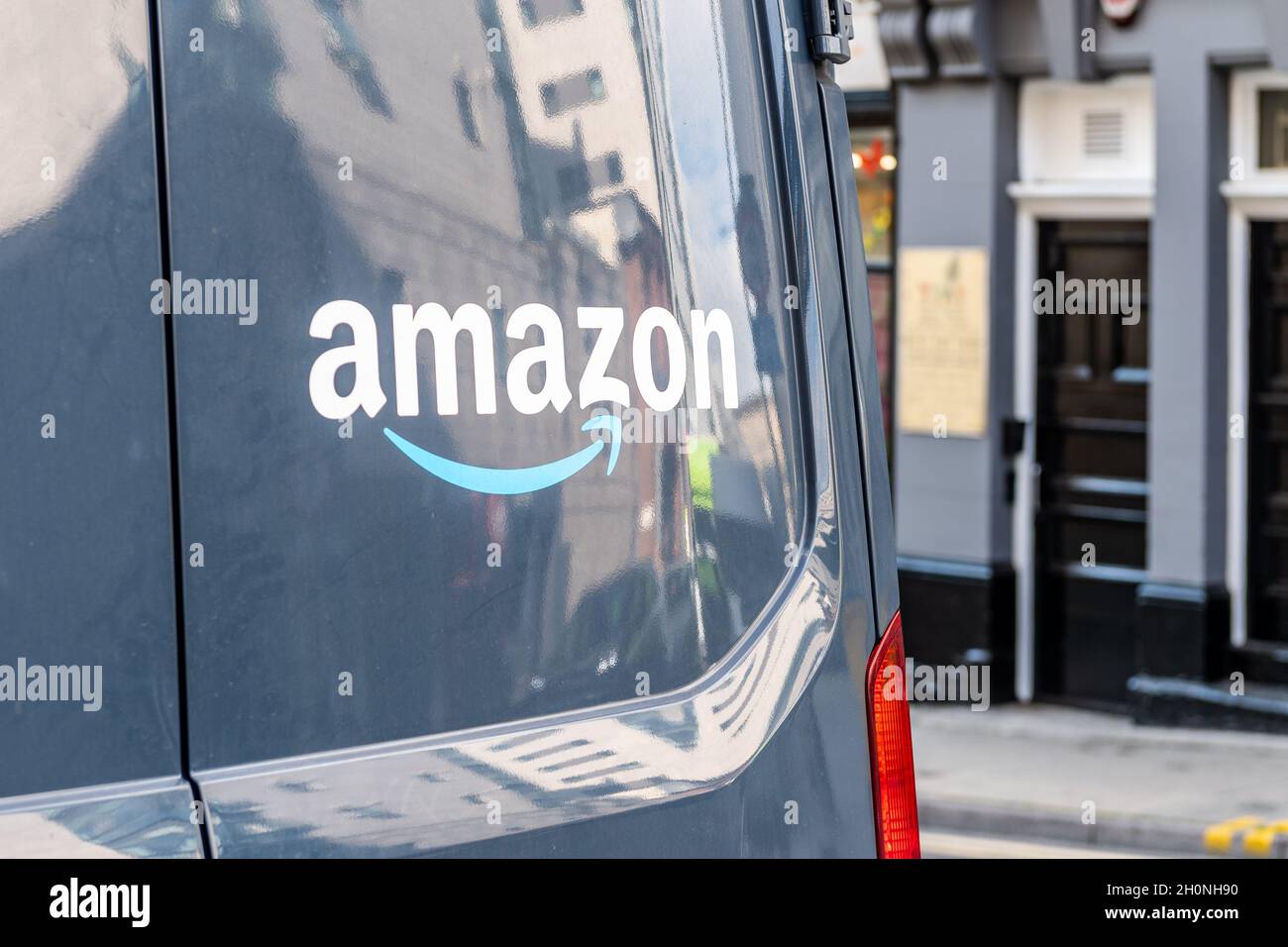 Amazon-Logo auf einem Amazon Prime Lieferwagen in Liverpool, Merseyside, Großbritannien. Stockfoto