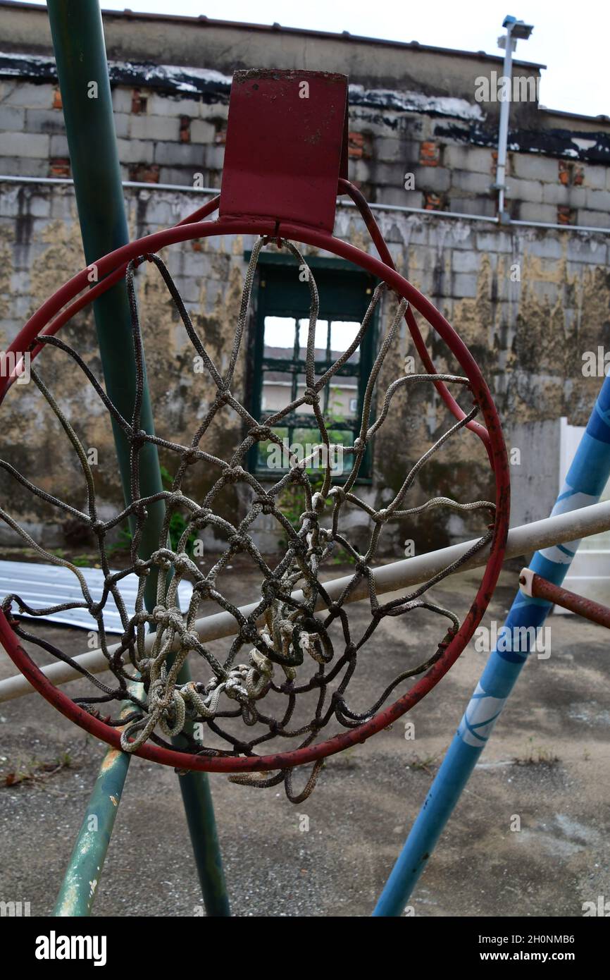 Alte Basketballkörbe hängen herum Stockfoto