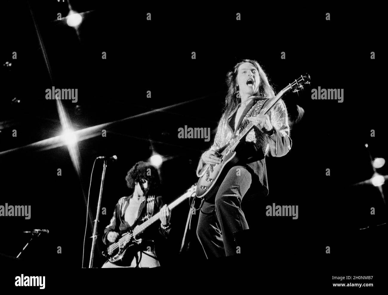 Scott Gorham (vorne) und Phil Lynott (hinten) von Thin Lizzy treten beim Reading Rock Festival 1977 in England auf. Stockfoto