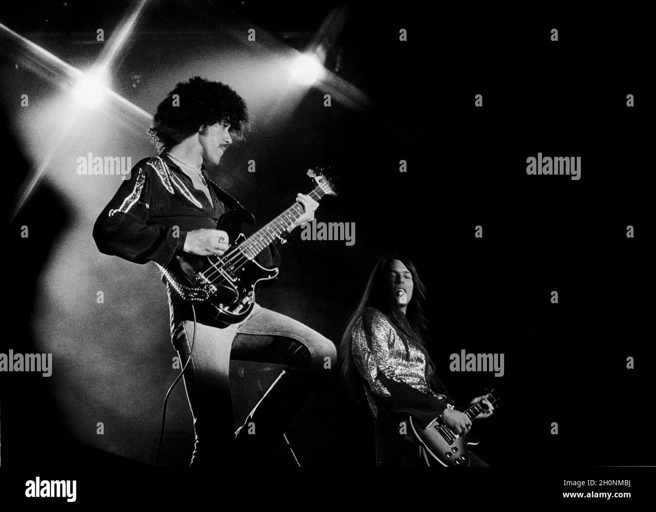 Phil Lynott (vorne) und Scott Gorham (hinten) von Thin Lizzy treten beim Reading Rock Festival 1977 in England auf. Stockfoto