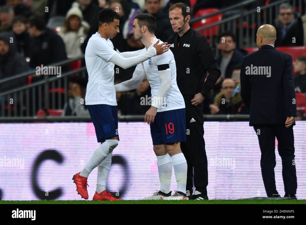 Englands Lewis Cook (rechts) gibt sein Debüt Stockfoto