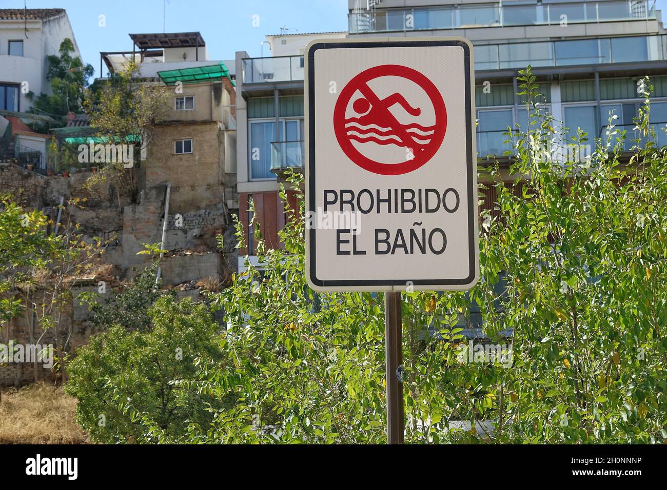 In der Stadt: Rundes Schild zum Baden verboten Stockfoto