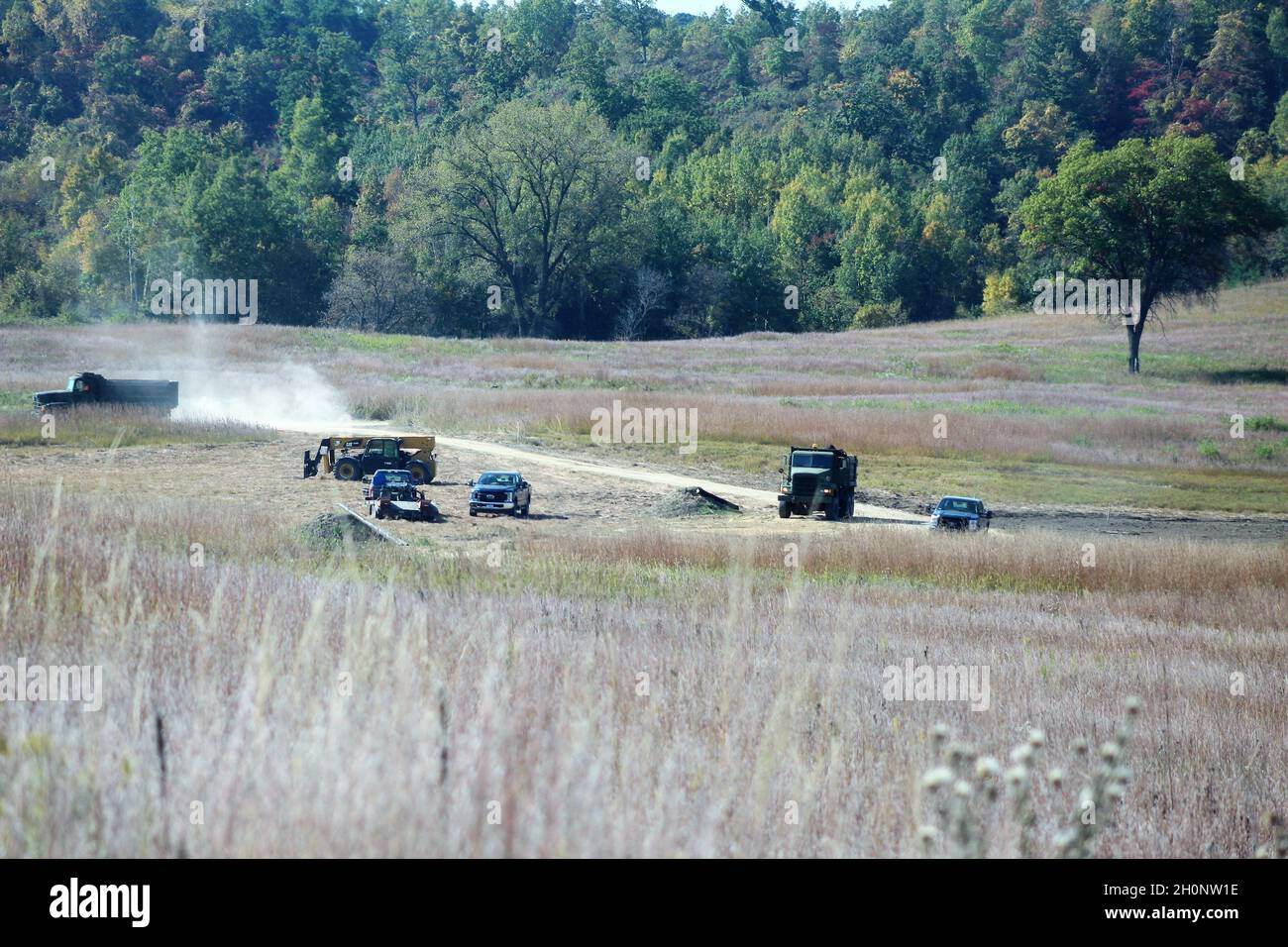 Am 30. September 2021 wird das Wartungspersonal der Fort McCoy Range gezeigt, das einen Brand- und Bewegungsbereich auf Range 4 in Fort McCoy errichtet. Die kleinere Reichweite ist 100 Meter breit und 150 Meter lang. Die neue Serie ist auch für die Schulung einzelner Soldaten und Buddy-Teams in grundlegenden Feuer- und Bewegungstechniken konzipiert. Range Operations und Range Maintenance werden vom Fort McCoy Direction of Plans, Training, Mobilisation and Security verwaltet. (USA Army Photo von Scott T. Sturkol, Public Affairs Office, Fort McCoy, Wisp.) Stockfoto