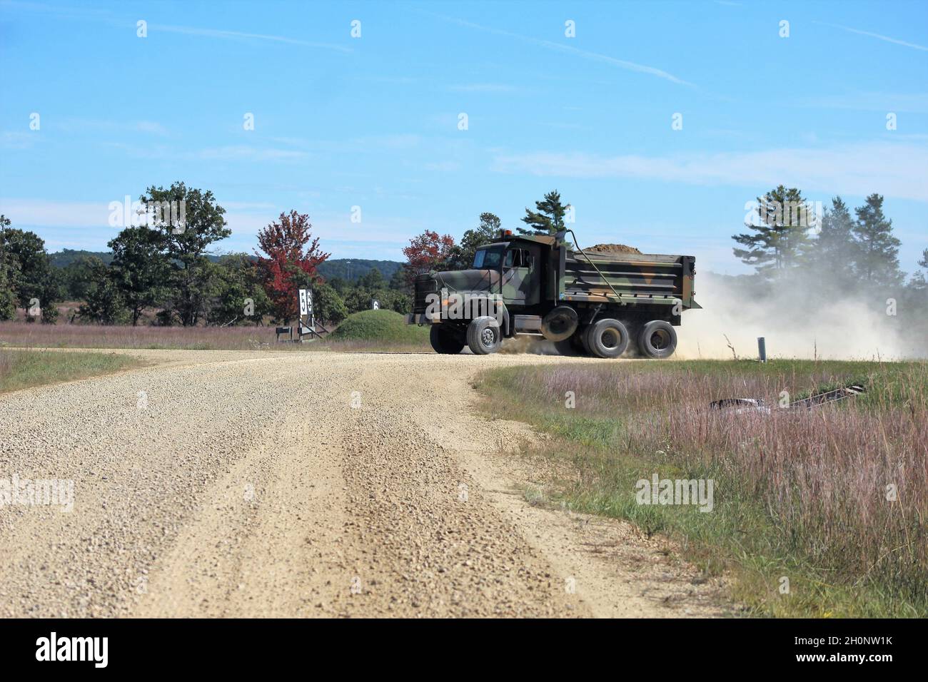 Am 23. September 2021 wird das Wartungspersonal der Fort McCoy Range gezeigt, das einen Brand- und Bewegungsbereich auf Range 4 in Fort McCoy errichtet. Die kleinere Reichweite ist 100 Meter breit und 150 Meter lang. Die neue Serie ist auch für die Schulung einzelner Soldaten und Buddy-Teams in grundlegenden Feuer- und Bewegungstechniken konzipiert. Range Operations und Range Maintenance werden vom Fort McCoy Direction of Plans, Training, Mobilisation and Security verwaltet. (USA Army Photo von Scott T. Sturkol, Public Affairs Office, Fort McCoy, Wisp.) Stockfoto