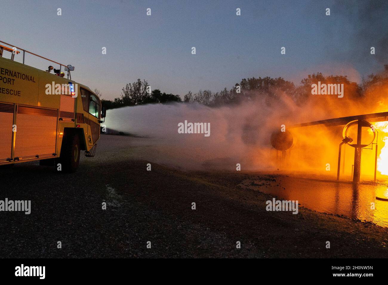 Der Crash-Truck der internationalen Flughafenfeuerwehr von Dayton sprüht am 5. Oktober 2021 auf dem Luftwaffenstützpunkt Wright-Patterson, Ohio, ein Live-Trainingsfeuer nieder. Die 788. Civil Engineer Squadron Fire Department beherbergt externe Behörden, darunter die Feuerwehr der Flughäfen Springfield, Columbus und Dayton, um ihnen die Möglichkeit zu geben, an den Fähigkeiten im Bereich des Flugzeugfeuers zu arbeiten. (USA Luftwaffe Foto von R.J. Oriez) Stockfoto