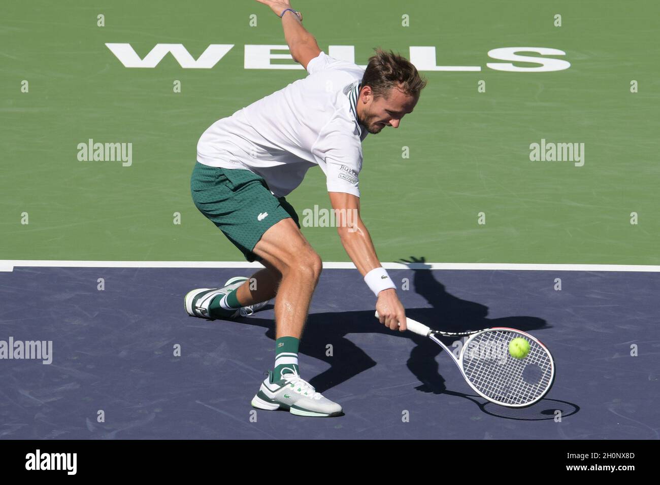 Indian Wells, Kalifornien, 13. Oktober, Daniil Medvedev (RUS), die Nummer 1, wird von Grigor Dimitrov (BUL) in 3 Sätzen, 6-4, 4-6, 3-6, bei den BNP Paribas Open, die am 13. Oktober 2021 im Indian Wells Tennis Garden in Indian Wells, Kalifornien, gespielt wird, besiegt: © Karla Kinne/Tennisclix/CSM Stockfoto