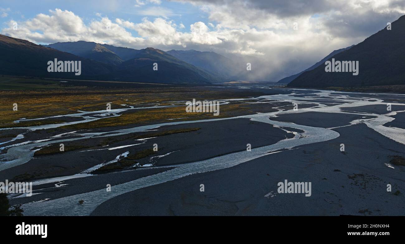 Sturm Brewing in Waimakariri River Gorge am späten Nachmittag, Canterbury, Neuseeland Stockfoto