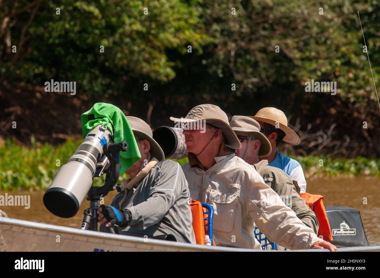 Touristen auf Booten auf der Suche nach Jaguaren auf dem Fluss Tres Irmãos, Pantanal, Mato Grosso, Brasilien Stockfoto