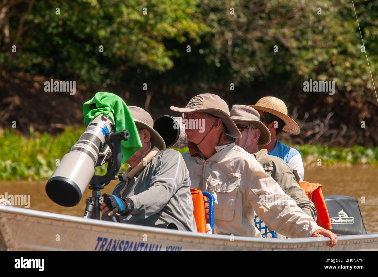 Touristen auf Booten auf der Suche nach Jaguaren auf dem Fluss Tres Irmãos, Pantanal, Mato Grosso, Brasilien Stockfoto
