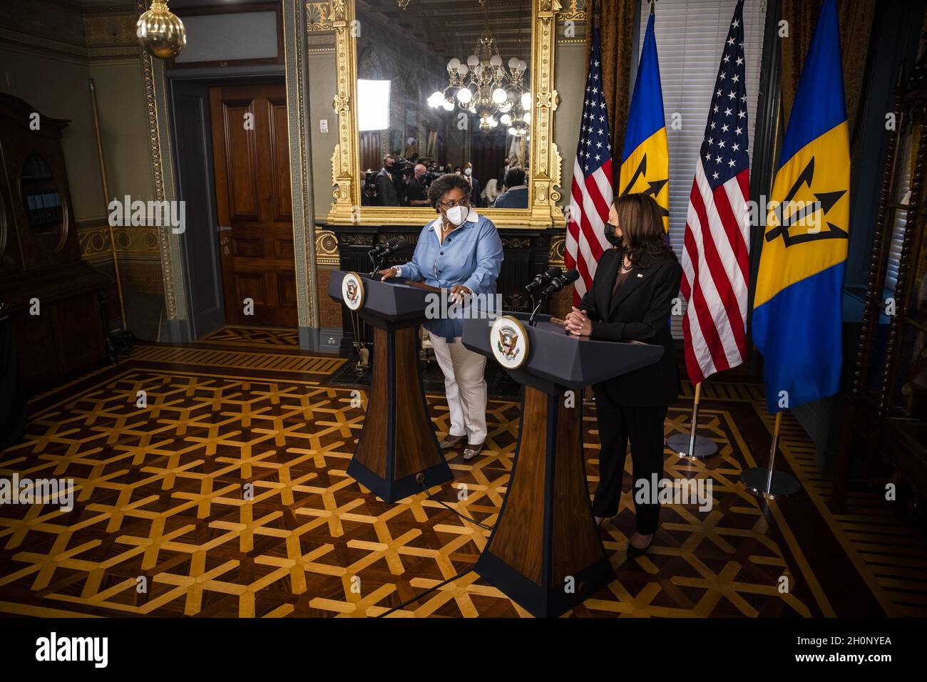 Washington, Usa. Oktober 2021. Vizepräsidentin Kamala Harris (R) trifft am Mittwoch, den 13. Oktober 2021, im Zeremonialbüro des Vizepräsidenten im Gebäude des Eisenhower Executive Office in Washington, DC, die Premierministerin Mia Amor Mottley aus Barbados. Foto von Samuel Corum/UPI Credit: UPI/Alamy Live News Stockfoto