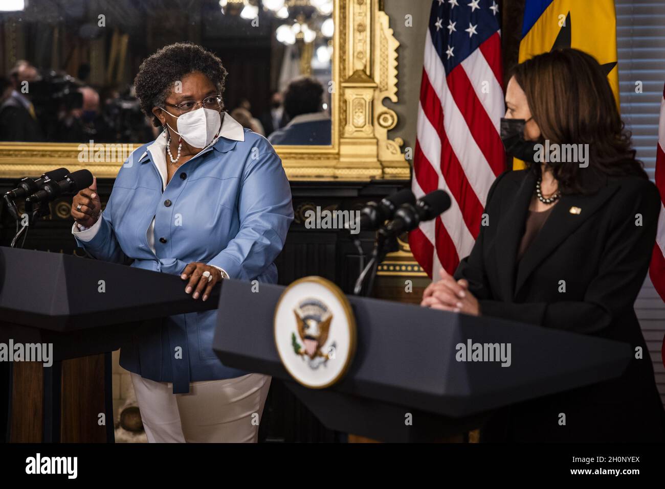 Washington, Usa. Oktober 2021. Vizepräsidentin Kamala Harris (R) trifft am Mittwoch, den 13. Oktober 2021, im Zeremonialbüro des Vizepräsidenten im Gebäude des Eisenhower Executive Office in Washington, DC, die Premierministerin Mia Amor Mottley aus Barbados. Foto von Samuel Corum/UPI Credit: UPI/Alamy Live News Stockfoto