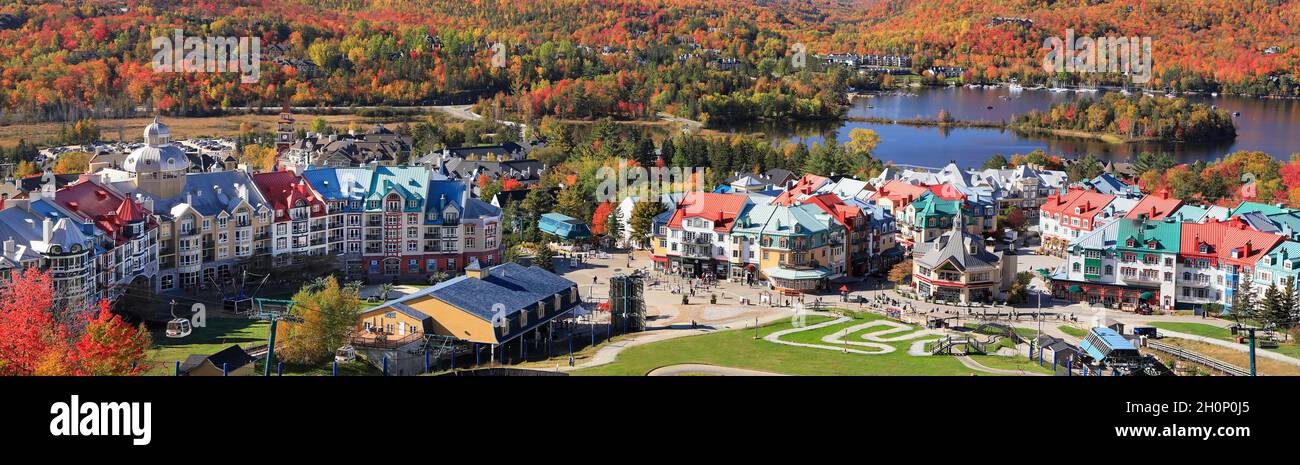 Panorama-Luftaufnahme des Mont Tremblant Resorts und des Sees mit Herbstlaub, Quebec, Kanada Stockfoto