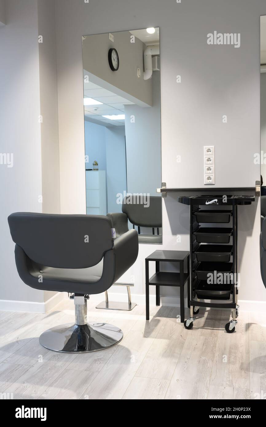 Friseursalon, Friseursalon im modernen Schönheitssalon nach der Renovierung. Im leeren Friseurladen mit Spiegeln und Ledersessel. Sauber Stockfoto