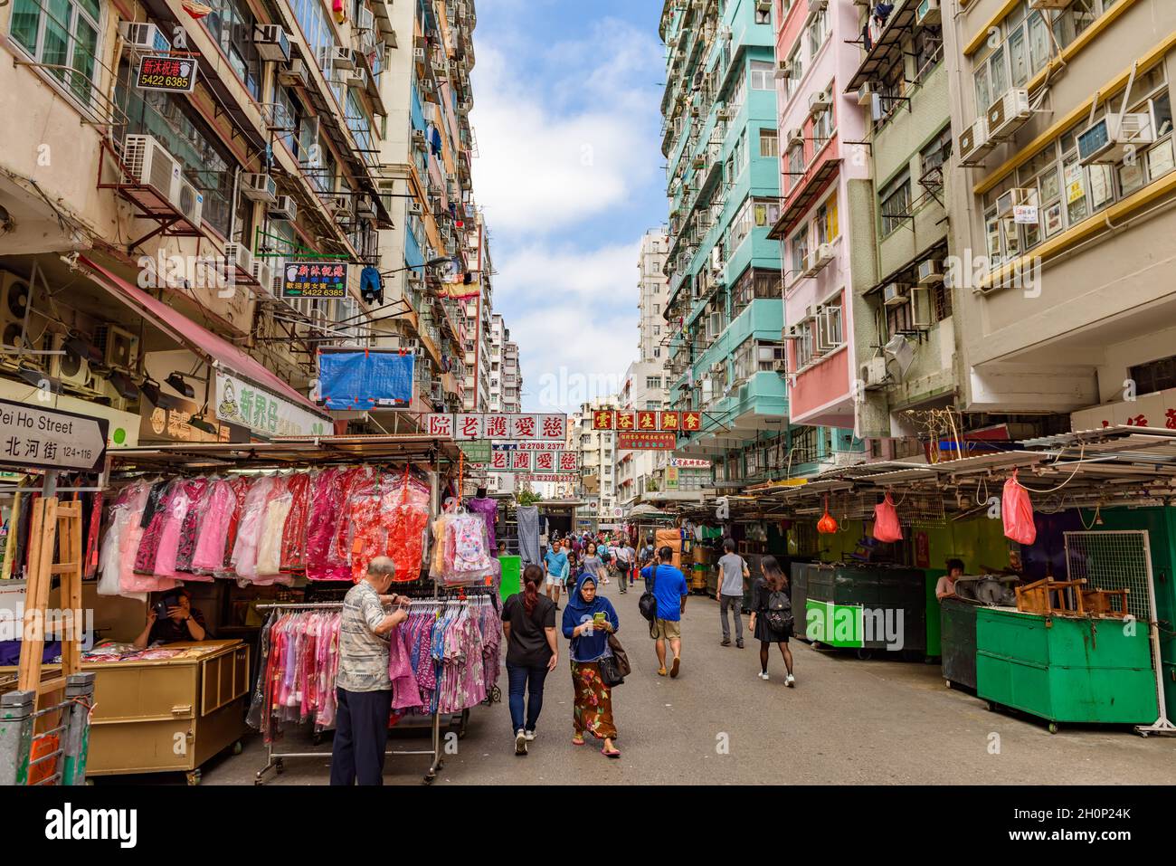 Hongkong, China - 05. Mai 2018: Historische und alte Ladenhäuser in der Innenstadt von Pei No Street, Sham Shui Po Bezirk. Stockfoto