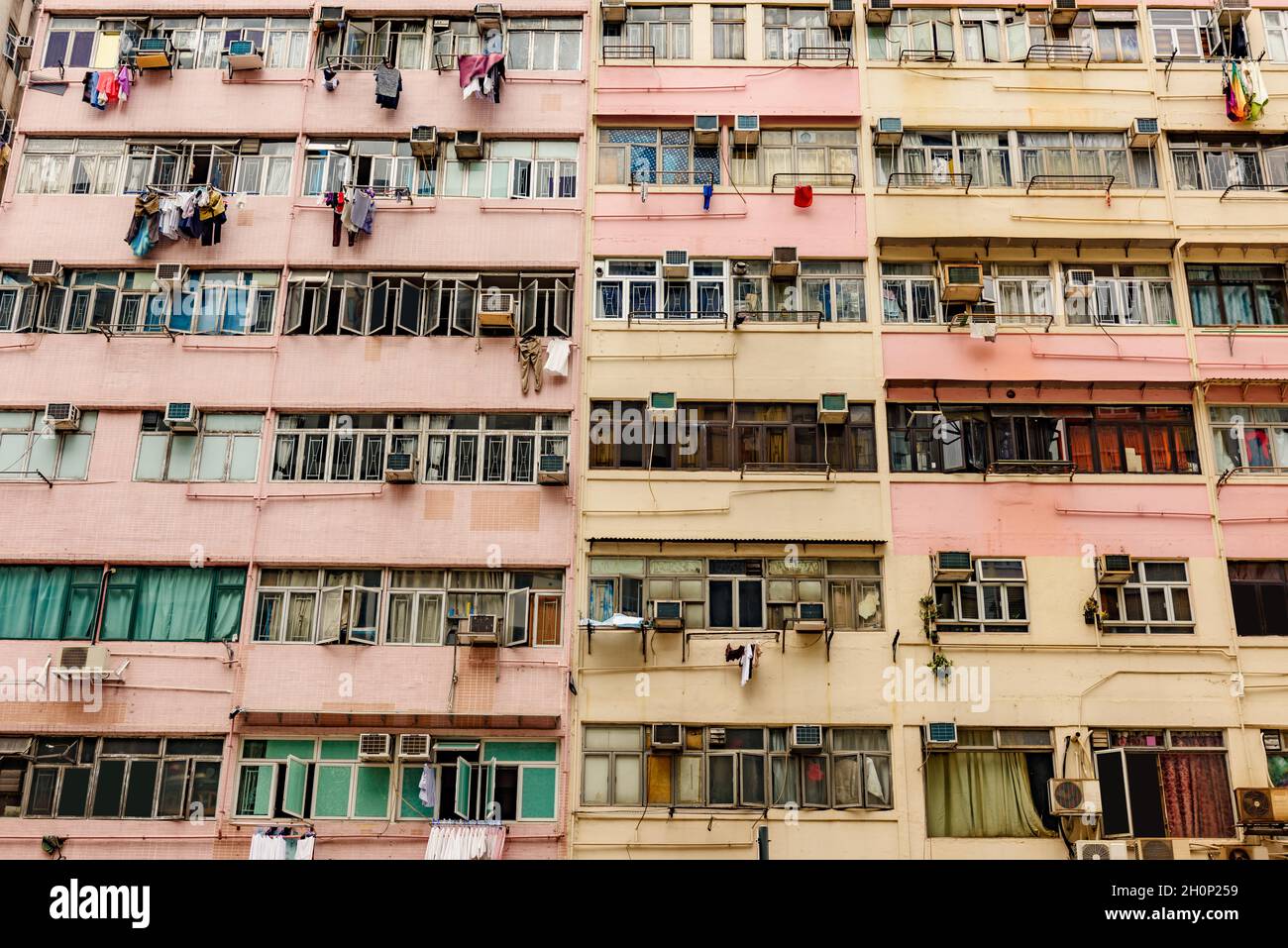 Nahaufnahme der alten Wohnungen der Einheimischen, Innenstadt von Hongkong, China Stockfoto