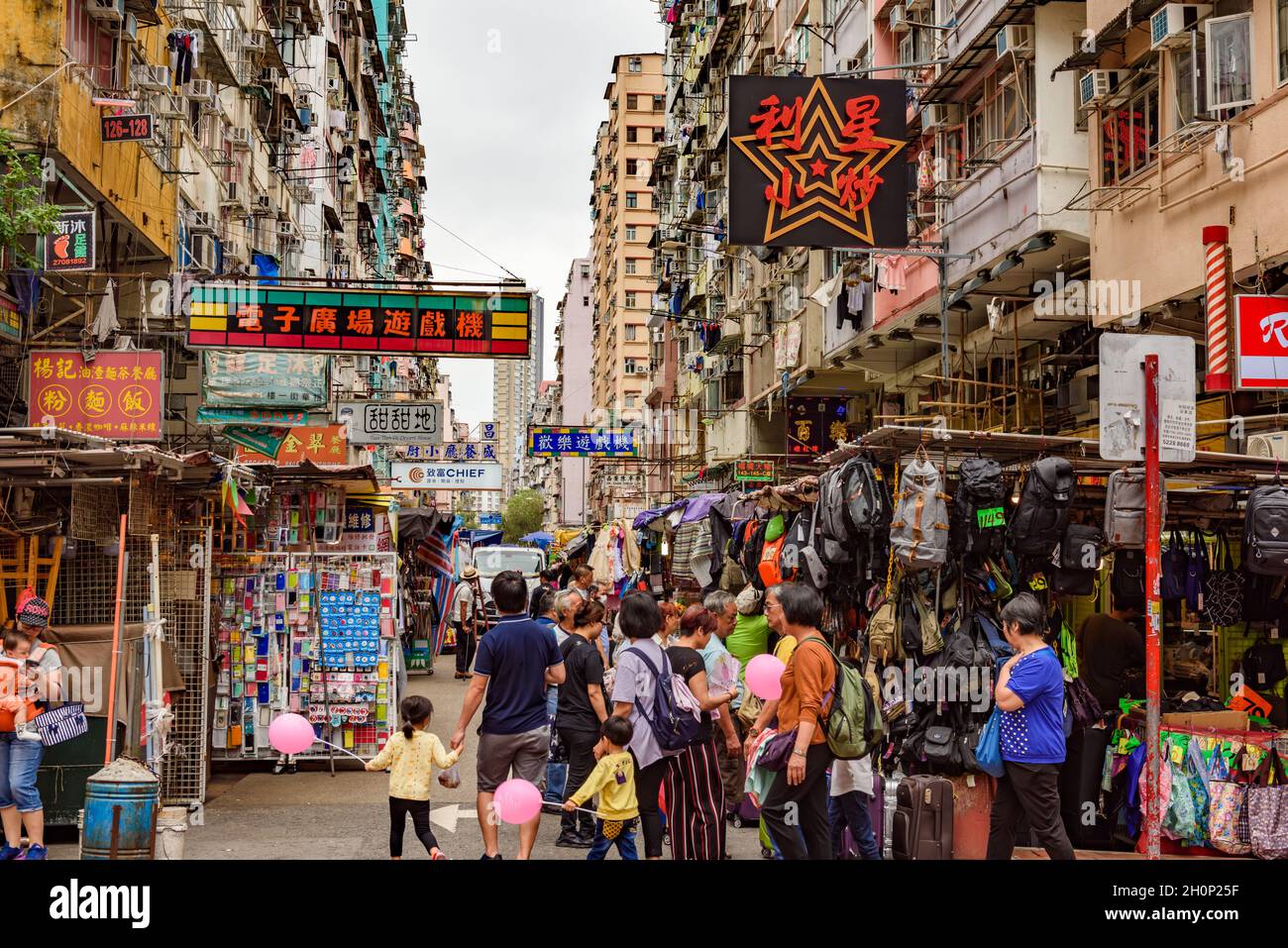 Hongkong, China - 05. Mai 2018: Historische und alte Ladenhäuser in der Innenstadt von Kweiin Street, Sham Shui Po Bezirk. Stockfoto