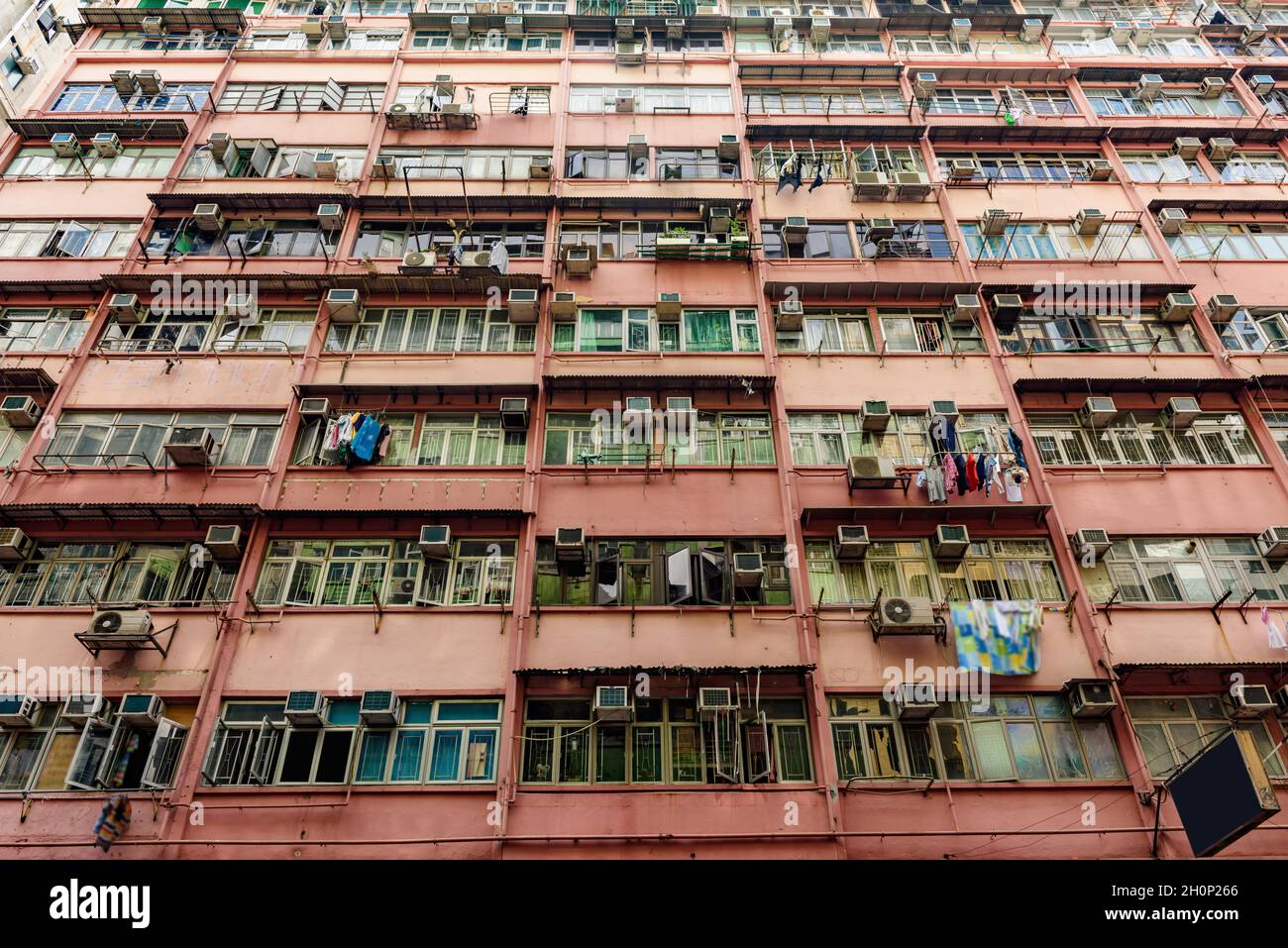 Nahaufnahme der alten Wohnungen der Einheimischen, Innenstadt von Hongkong, China Stockfoto