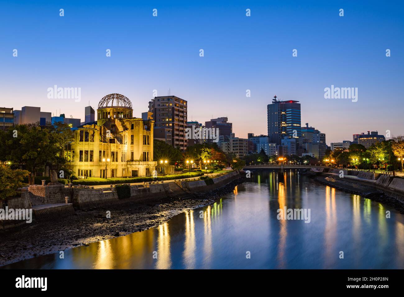 Wunderschöne Beleuchtung von Hiroshima, Blick auf die Skyline Japans mit den Ruinen des Atombombendoms im Morgengrauen. Stockfoto