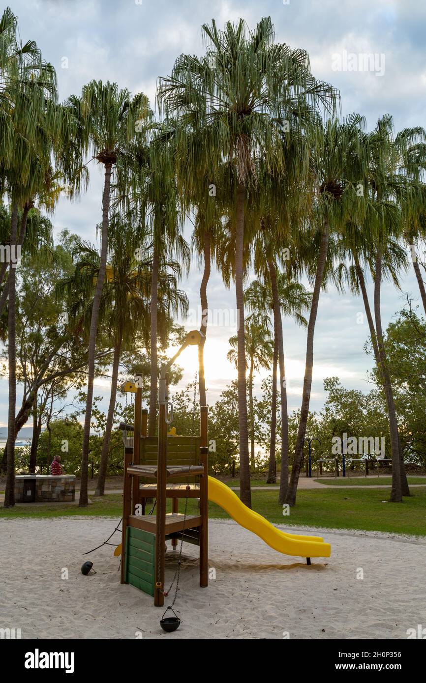 Spielplatz mit Rutsche in der Nähe von Palmen und Mündung. Stockfoto