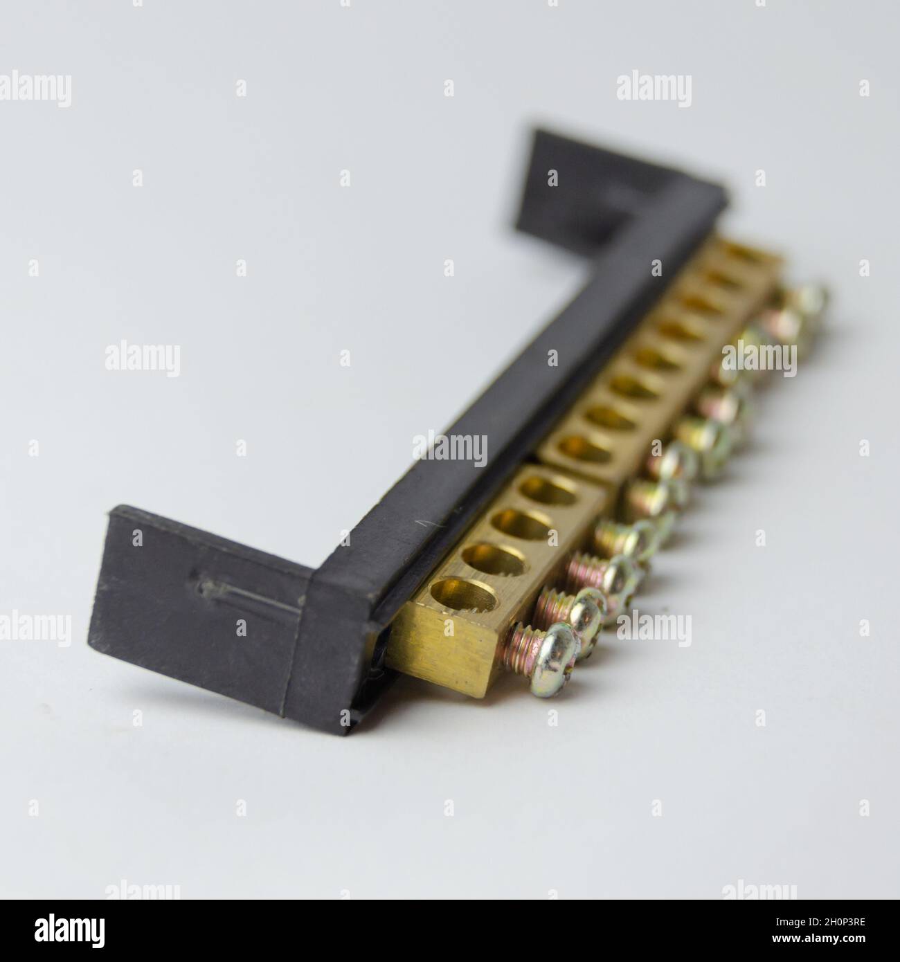 Elektrische Anschlussklemmenblöcke auf weißem Hintergrund isoliert. Steckverbinder oder Klemmen für Kabel Stockfoto