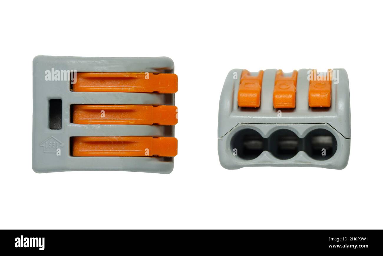 Spleißverbinder für alle Adertypen 3-Draht mit Hebeln graues Gehäuse liegt auf weißem Hintergrund Stockfoto